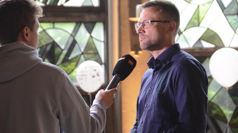 Trauernde nehmen still Abschied vom verstorbenen Arian Der evangelische Pastor Simon Laufer stand Journalisten, aber auch Trauernden für Fragen zur Verfügung.