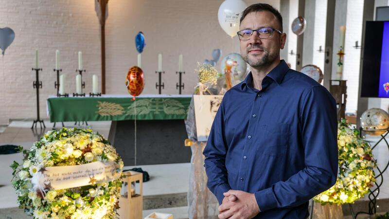 Trauernde nehmen still Abschied vom verstorbenen Arian Der evangelische Pastor Simon Laufer steht im geschmückten Altarraum der katholischen St. Michael Kirche in Bremervörde