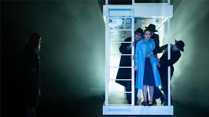 „Der ewige Spießer“ im Stadeum - mit Simone Mende (Regina Warzmeier), Daniele Veterale (Stimme), Nina Carolin (Anna Pollinger), Ole Riebesell (Stimme) und Camila Cordero (Stimme).
