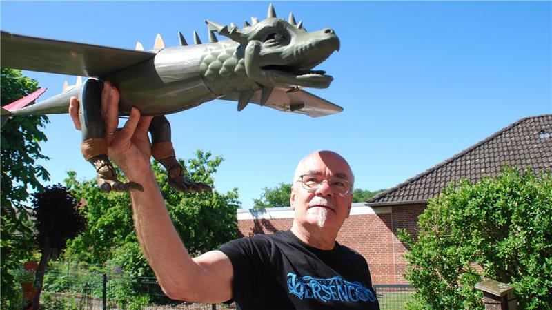 Der fantasievolle Drachenflieger wird in die Luft geworfen.