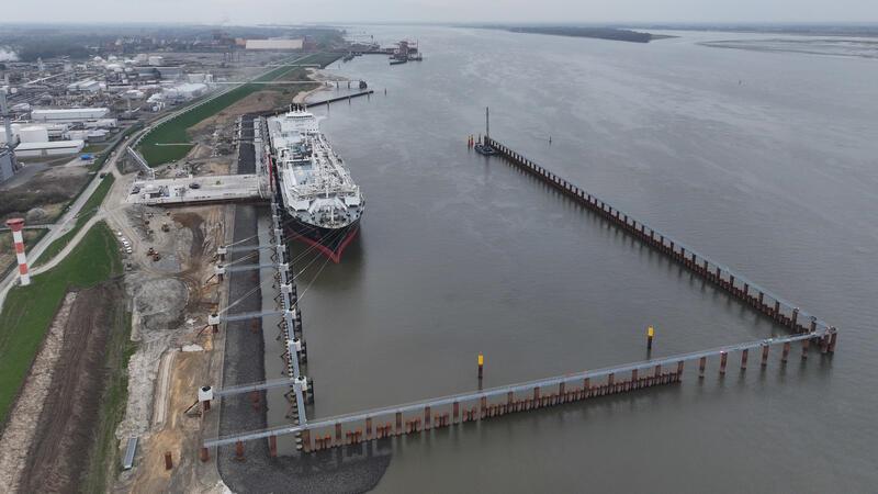 Stades LNG-Terminal: Das lange Warten auf den ersten Gastanker Der fertige Stader Energiehafen mit der FSRU Transgas Force. Bis der Betrieb losgeht, dauert es noch.