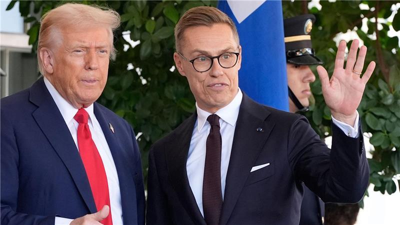 EU wird vorerst keinen Russland-Gesandten ernennen Der finnische Präsident Stubb (r) würde nach eigenen Angaben nicht ablehnen, wenn ihm eine Vermittlerrolle angeboten würde. (Archivbild)
