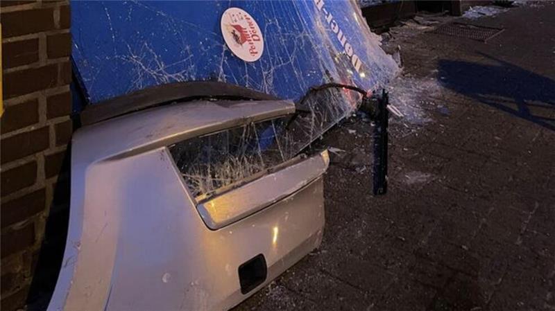 Der flüchtige Autofahrer lässt nicht nur hohen Sachschaden zurück, sondern auch einen Teil der Frontschürze seines Wagens.