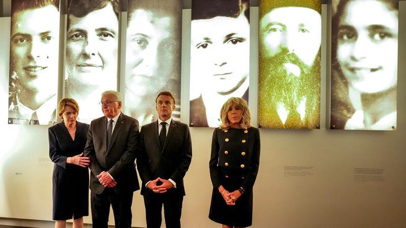 Der franzöisische Präsident Emmanuel Macron (2.v.r) besucht zusammen mit seiner Ehefrau Brigitte (r), Bundespräsident Frank-Walter Steinmeier (2.v.l) und dessen Frau, Elke Büdenbender, das Holocaust-Denkmal.