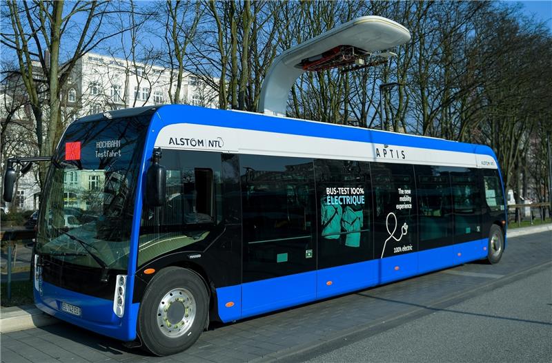 Der französische Elektro-Bus „Aptis“ steht am ZOB an der Haltestelle für Elektrobusse. Die Hamburger Hochbahn testet den Bus für den zukünftigen Betrieb. Foto Heimken/dpa