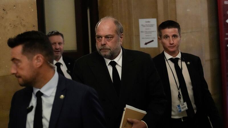 Frankreichs Justizminister von Vorwürfen freigesprochen Der französische Justizminister Éric Dupond-Moretti (M) trifft im Gericht ein. Der Minister muss sich wegen angeblicher Interessenkonflikte und Amtsmissbrauchs verantworten.