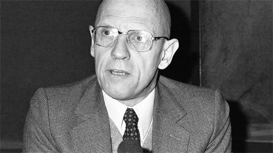 Der französische Philosoph Michel Foucault (1926–1984) beschäftigte sich mit Macht, Überwachung und gesellschaftlichen Normen.
