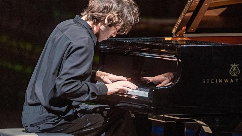 Der französische Pianist Alexandre Kantorow wird beim Eröffnungskonzert zum Start in die Jubiläumssaison spielen.