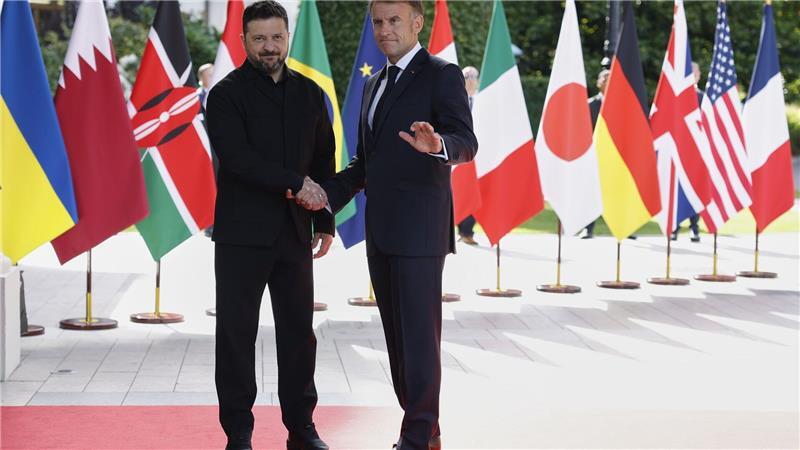 G7 will Druck auf Russland erhöhen Der französische Präsident Emmanuel Macron (r) empfängt Wolodymyr Selenskyj, Präsident der Ukraine, im Hotel Royal anlässlich des G7-Gipfels.