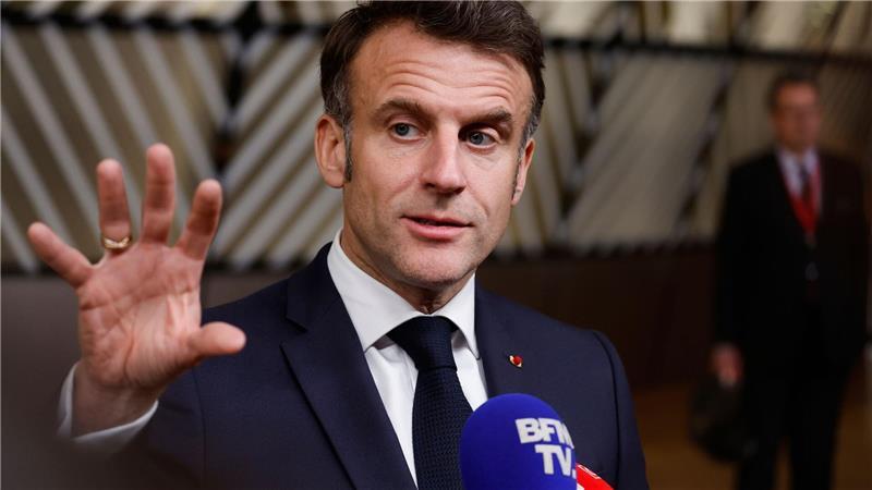 Der französische Präsident Emmanuel Macron würdigt Bundeskanzler Scholz bei seinem Abschluss-Statement zum EU-Gipfel.
