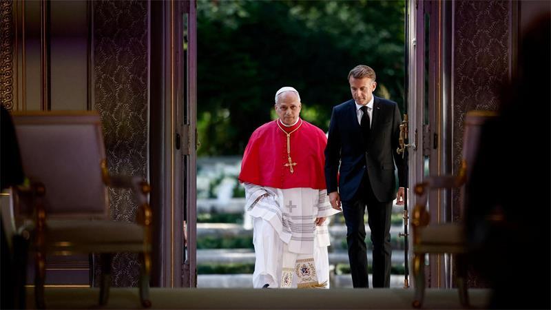 Der französische Präsident Macron empfängt Papst Leo XIV. im Élysée-Palast.