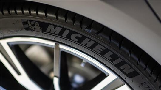 Der französische Reifenhersteller Michelin reagiert mit einem weitreichenden Stellenabbau auf steigende Produktionskosten und Konkurrenz aus Niedriglohnländern.
