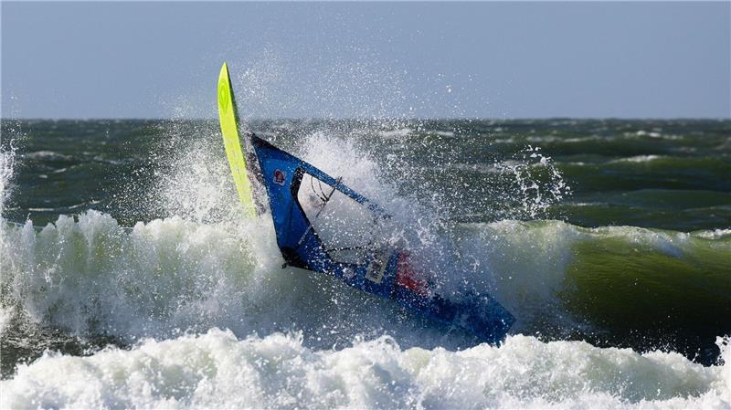 Bilder des Tages Der französische Windsurfer Antoine Martin stürzt nach einem Sprung im Shorebreak während des Windsurf World Cups auf Sylt.