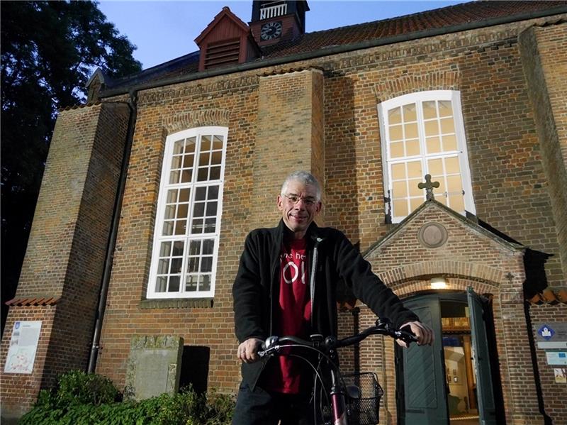 Fahrradkantor musiziert in Himmelpfortener St. Marienkirche Der freiberufliche Kirchenmusiker Martin Schulze fährt mit dem Rad von Orgel zu Orgel.