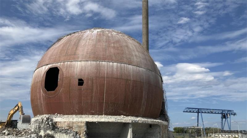 Der freigelegte Sicherheitsbehälter des Kernkraftwerks Stade. Dahinter steht der Abluftkamin, der am 4. September gesprengt werden soll.