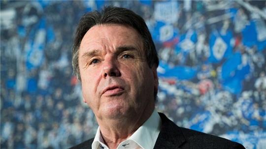 Der freigestellte HSV-Vorstandsvorsitzende Heribert Bruchhagen spricht bei einer Pressekonferenz zu Journalisten.