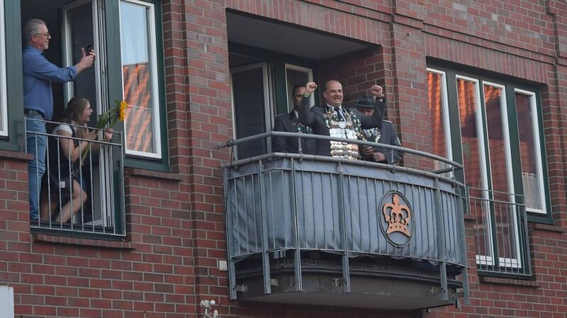 Der frisch gekürte Schützenkönig Martin Lindemann tritt vor das applaudierende Schützenvolk.