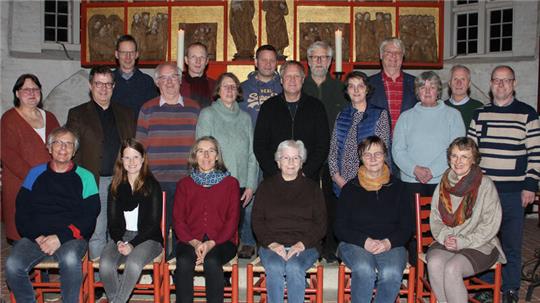 Der frisch gekürte Vorstand der Gesamtkirchengemeinde Kehdingen, der ersten Gesamtkirchengemeinde im Landkreis Stade mit dem Superintendenten Marc Wischnowsky, den Pastoren Jan Peter Schulze (2. Reihe, 2. von links) und Uwe Junge (3. Reihe, 2. von rechts).