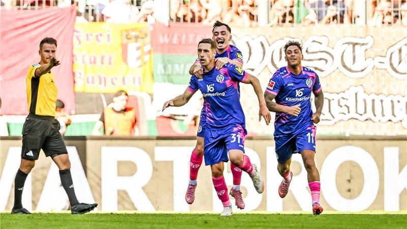 Wagners erste heftige Pleite: Mainz düpiert Augsburg Der frühere Augsburger Dominik Kohr wird für das Mainzer 2:0 gefeiert.