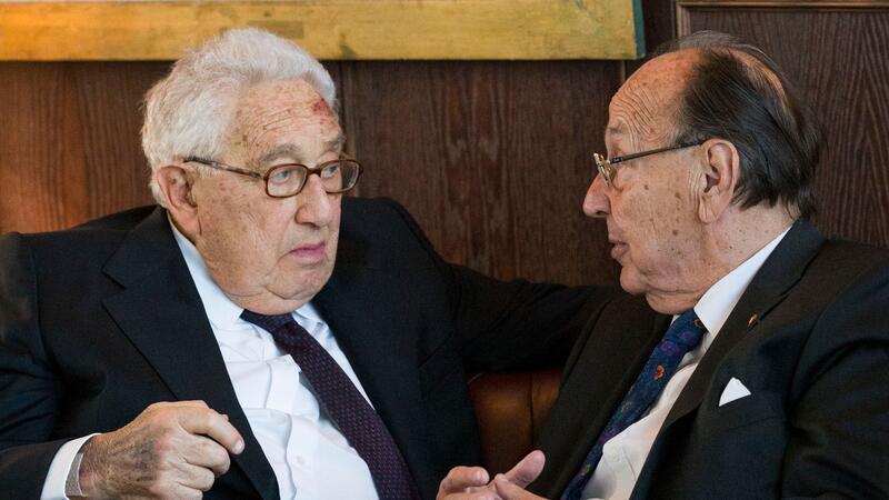 Henry Kissinger ist tot - Würdigungen aus aller Welt Der frühere Außenminister Hans-Dietrich Genscher (r) mit Henry Kissinger beim Empfang zum 90. Geburtstag Kissingers 2013.