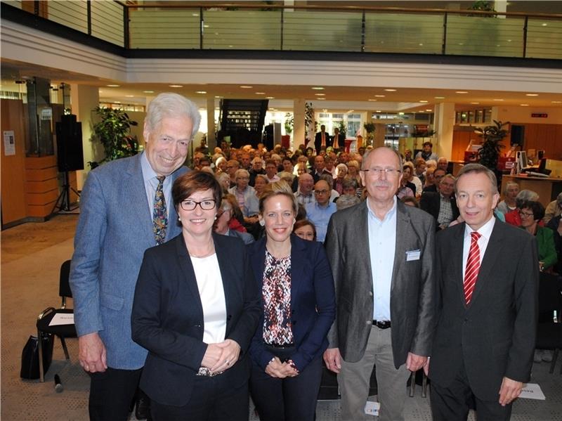 Der frühere Bremer Bürgermeister Henning Scherf (links) diskutierte mit Bürgermeisterin Katja Oldenburg-Schmidt, Moderatorin Birte Christiansen, Horst Rademacher vom Verein „Miteinander - Füreinander“ und dem Sparkassen-Vorstand Heinz Lüers