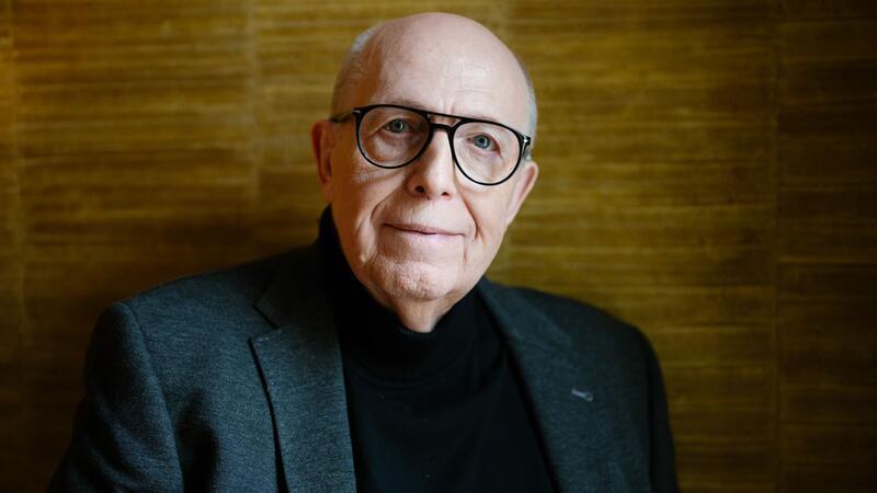 Calmund schwärmt vom FC St. Pauli: „Sowas noch nie gesehen“ Der frühere Bundesliga-Manager Reiner Calmund steht in einem Hotel.