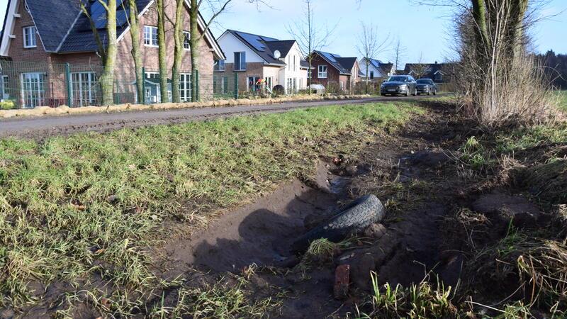 Schlaglöcher und Hochwasser-Sorgen in Hedendorf: Landkreis reagiert Der frühere Entwässerungsgraben gegenüber dem Neubaugebiet Weizenkamp ist verfüllt. Er soll wiederhergestellt werden, um die Häuser vor einer erneuten Überschwemmung zu schützen.