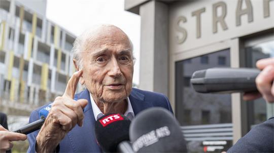 Der frühere FIFA-Chef Joseph Blatter kritisiert die Verbindung zwischen seinem Nachfolger Gianni Infantino und US-Präsident Donald Trump. (Archivbild)