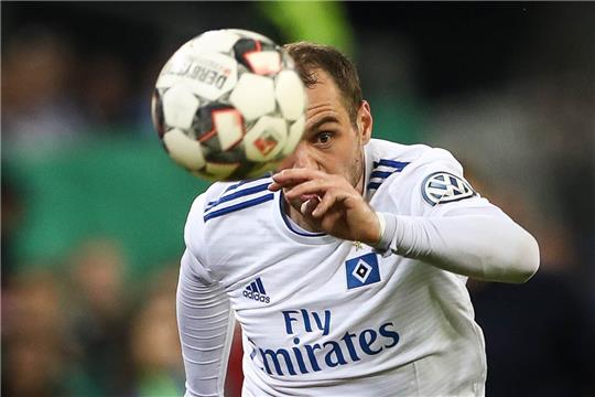 Der frühere HSV-Spieler Pierre-Michel Lasogga kontrolliert den Ball. Er trainiert derzeit beim VfB Lübeck mit. Foto: Christian Charisius/dpa