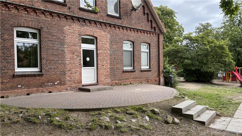 Millioneninvestition: Was Nottensdorf mit der alten Schule plant Der frühere Haupteingang der Grundschule soll seine ursprüngliche Holztür wiederbekommen.