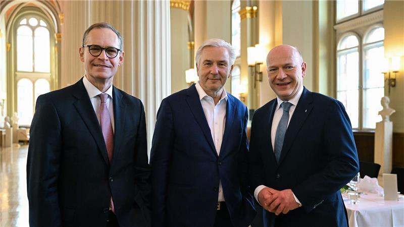 25 Jahre „Das ist auch gut so“: Wie Wowereits Satz nachwirkt Der frühere Regierende Bürgermeister Klaus Wowereit zwischen seinen Nachfolgern Michael Müller (links, SPD) und Kai Wegner (rechts, CDU) im Jahr 2025. (Archivbild)