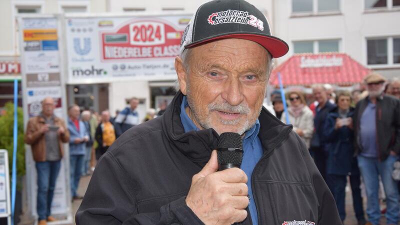 Der frühere Speedway-Weltmeister Egon Müller moderiert den Oldtimer-Korso während der Autoschau. Die Anreise mit dem eigenen Oldtimer schlug fehl. „Er ist abgesoffen“, sagt Müller.