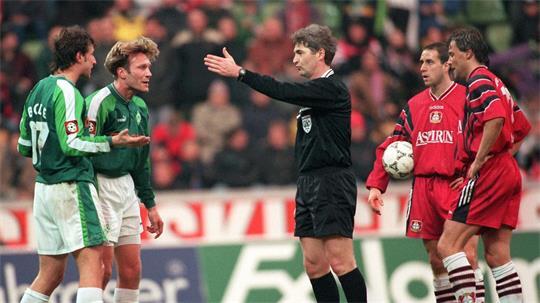Der frühere Werder-Profi Thomas Wolter (2.v.l.) wird beim Erstrundenspiel seines Ex-Clubs HEBC am Dienstag gegen Borussia Dortmund im Stadion sein. (Archivbild)