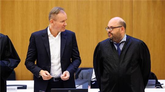 Der frühere Wirecard-Vorstandschef Markus Braun (l) im Gerichtssal neben seinem Rechtsanwalt Nico Werning.