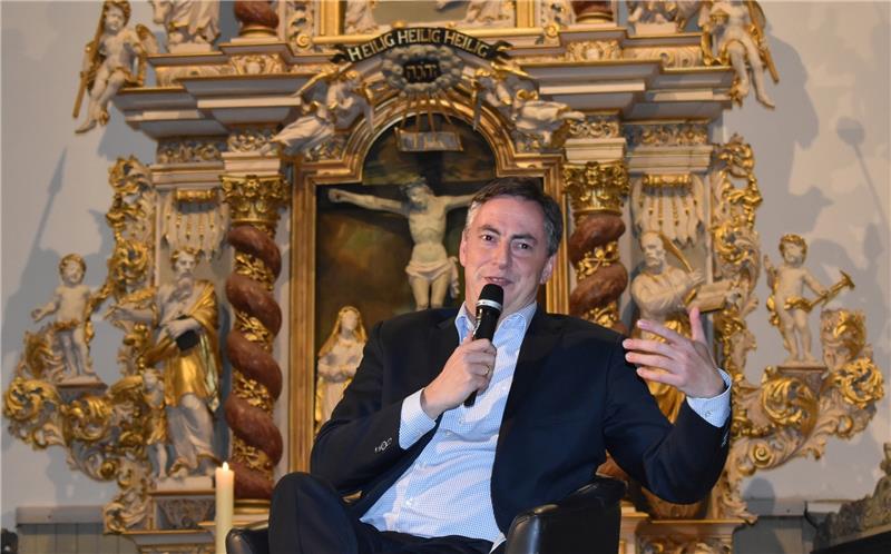Der frühere nieder sächsische Ministerpräsident und heutige Europaabgeordnete David McAllister (CDU) aus Bad Bederkesa hat am Freitagabend in der St. Matthias-Kirche in Jork für das Friedensprojekt Europa geworben. Foto Vasel