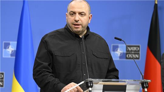 Der frühere ukrainische Verteidigungsminister Rustem Umjerow spricht zu den Medien nach einer Sitzung der Ukraine-Kontaktgruppe für Verteidigungsfragen im NATO-Hauptquartier.