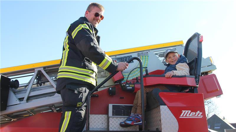 Blütenfest in Drochtersen: Rund 10.000 Besucher bei Blütenkorso und Blaulichtmeile Der fünfjährige Henry hatte sichtlich Spaß, sich von Löschmeister Axel Bünger von der Freiwilligen Feuerwehr Drochtersen die Drehleiter der Wehr näher erklären zu lassen.
