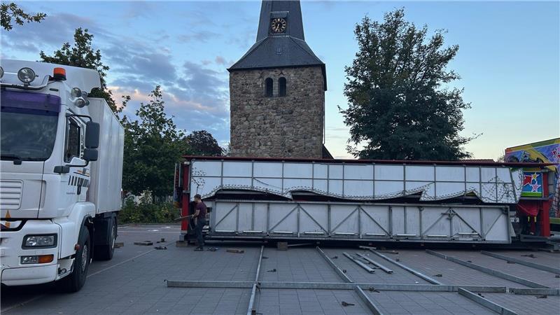 Oldendorfer Herbstmarkt eröffnet: Drei Männer bewegen 30 Tonnen Der für den Transport zusammengebaute Autoscooter sieht aus wie eine riesige Ziehharmonika.