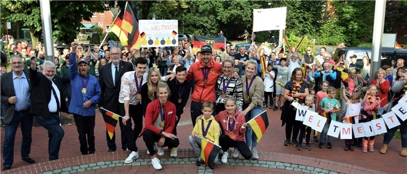 Der ganze Ort hat Ende August die Voltigierer vor dem Fredenbecker Rathaus und bei einem Umzug durch die Straßen gefeiert. Kathrin Meyer, die hier in der Mitte mit der Goldmedaille neben Henry Frischmuth und Mirja Krohne in der ersten Reihe