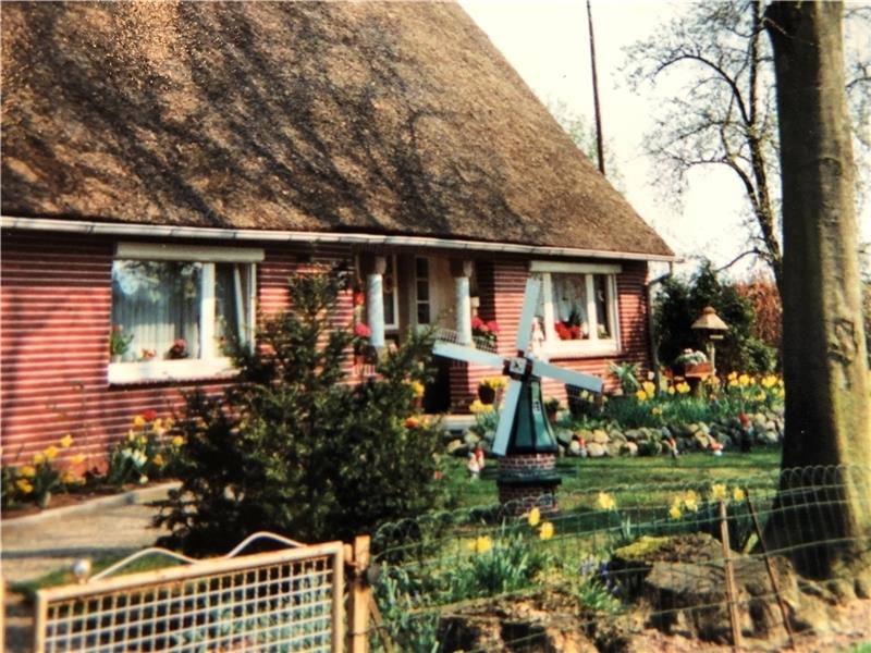 Der ganze Stolz von Katharina (Tine) und Hinrich Tiedemann: das Anwesen an der Blauen Straße vor Jahrzehnten – mit dem Reet gedeckten Haus und dem liebevoll gepflegten Garten.