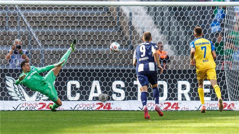 Paderborner Doppelpacker Bilbija und Infekt stoppen Hertha Der gebürtige Berliner Filip Bilbija (r) feiert eine gelungene Rückkehr in seine Heimatstadt.