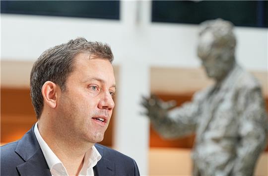 Der gebürtige Soltauer Lars Klingbeil, Generalsekretär der SPD, steht nach den Beratungen der SPD-Spitzengremien über die neue Parteispitze im Willy-Brand-Haus. Foto: Michael Kappeler/dpa
