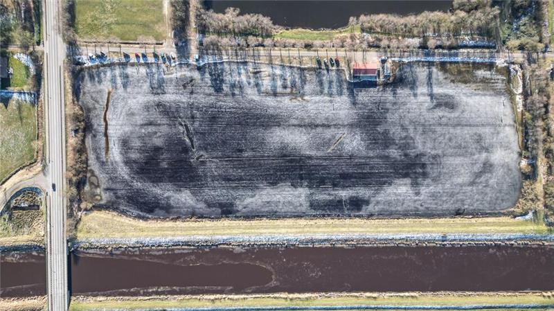 Der gefrorene Acker in der Gemeinde Moormerland ist eine XXL-Eisfläche. 