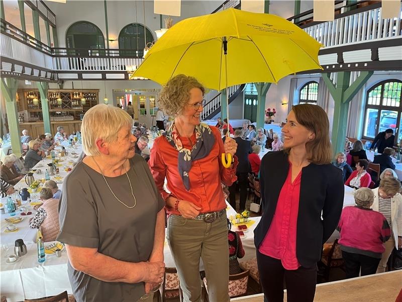 Der gelbe Schirm mit Biene ist ihr „Markenzeichen“: Karla Petersen, Heike Budde und Kathrin Borchers (von links) stehen stellvertretend für drei Generationen im 800 Mitglieder starken Landfrauenverein Altes Land. Im Fährhaus Kirschenland in