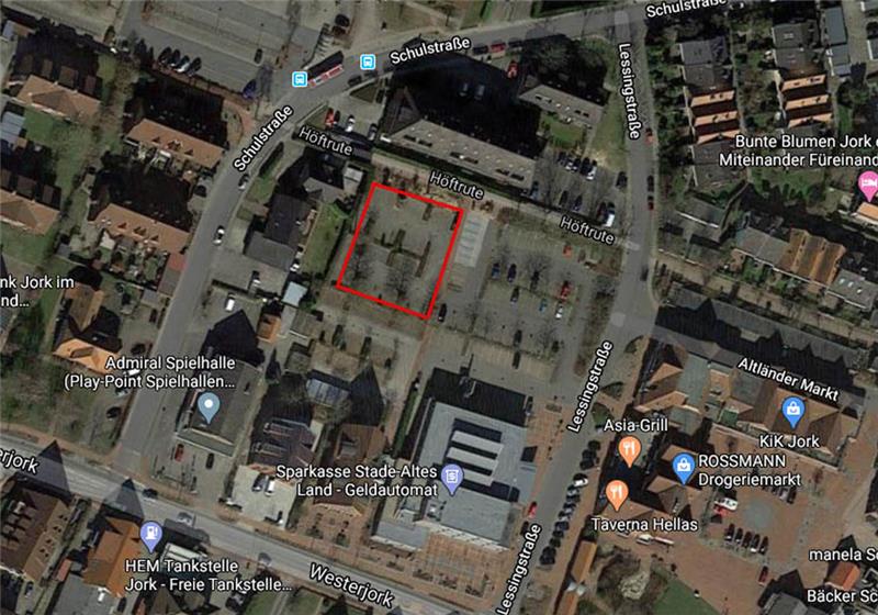 Der gemeindeeigene Teil des Parkplatzes hinter der Sparkasse (rot umrandete Fläche) könnte einem Ärztehaus weichen. Foto: Google Maps