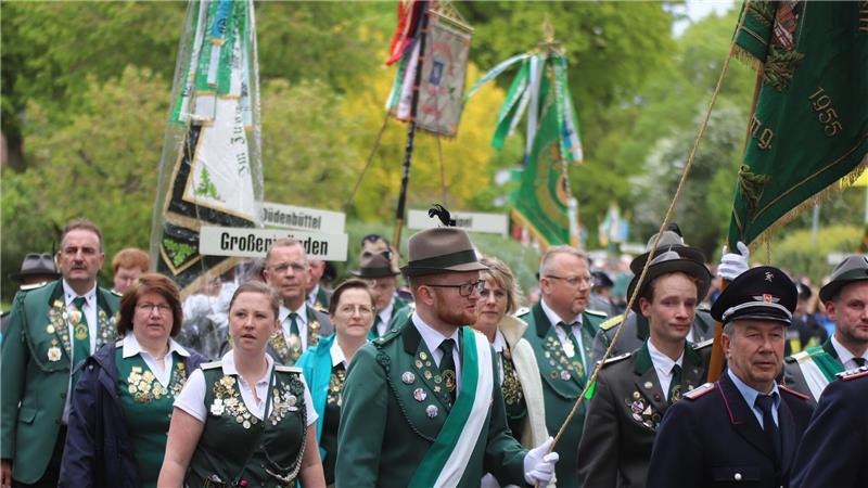 Fahnen, Bier und Erdbeertorte: Burweg feiert gleich zwei Jubiläen Der gemeinsame Festumzug durch Burweg.