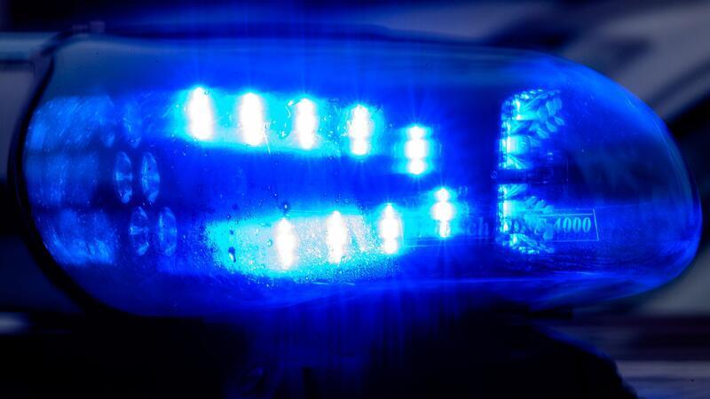 Der genaue Unfallhergang war zunächst nicht bekannt. (Symbolbild)