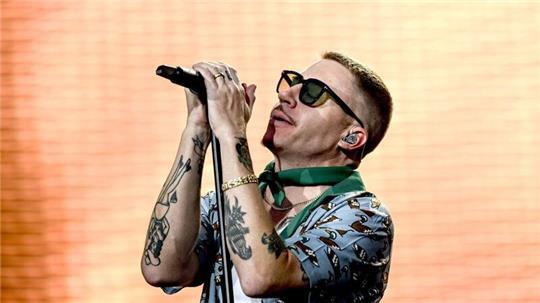 Der geplante Auftritt des Musikers Macklemore beim Deichbrand-Festival steht in der Kritik. Der US-Amerikaner sieht sich seit einiger Zeit immer wieder Antisemitismus-Vorwürfen gegenüber.