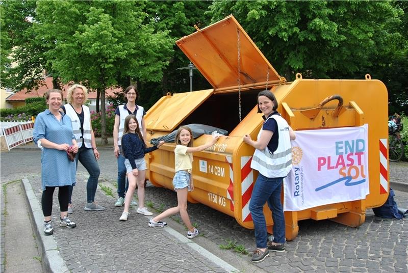 Der gesammelte Müll wird entsorgt: Sabrina Rudas, Nina Distler, Katrin Rohde und Juliane von der Wense (von links) mit Helene und Mila.