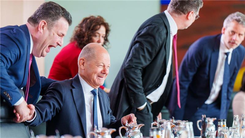 Letzte Runde im Scholz-Kabinett ohne Tränen und Geschenke Der geschäftsführende Arbeitsminister Hubertus Heil (l., SPD) scheidet wahrscheinlich genauso aus der Regierung aus wie sein Chef Olaf Scholz.